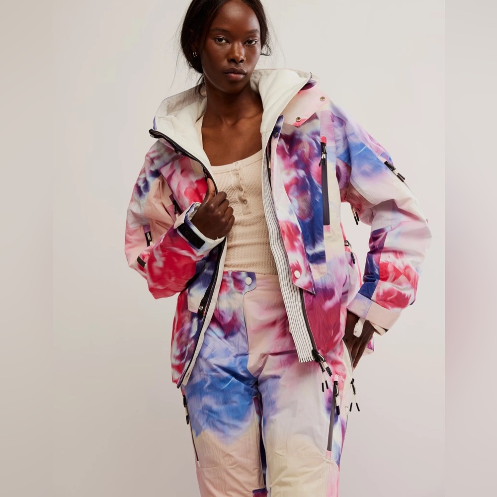 Free People tie-dye ski/snowboard set. Matching coat and snow pants NWT